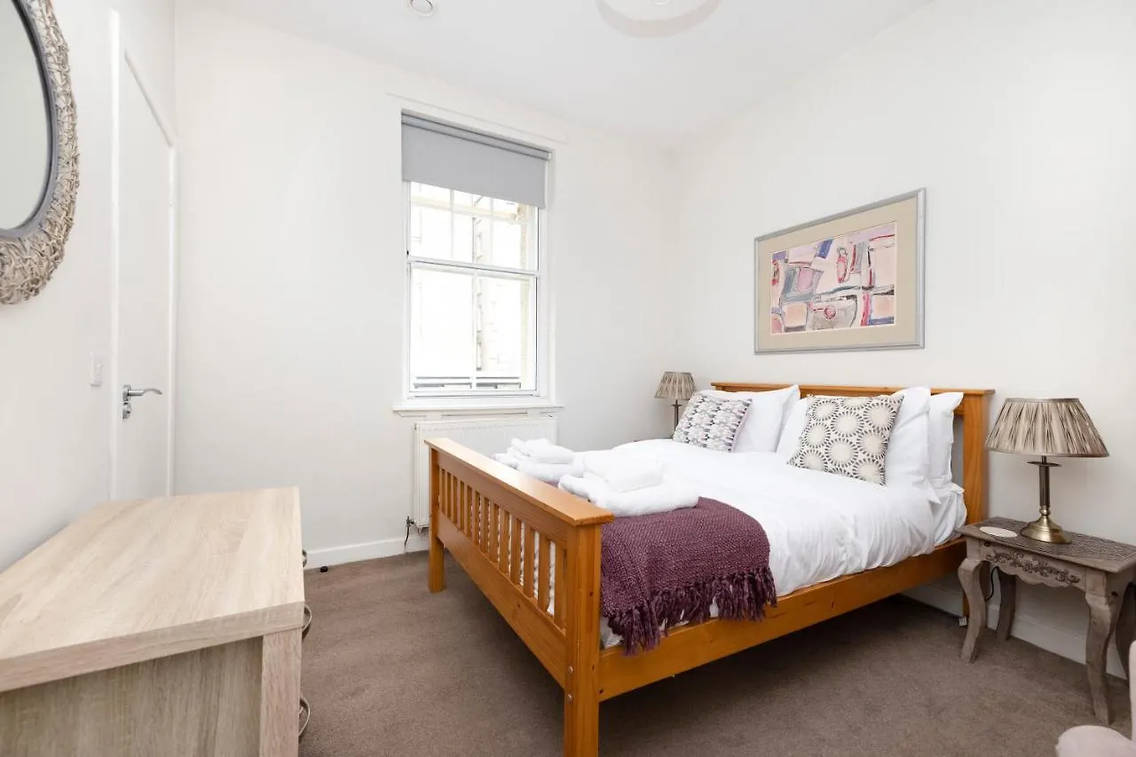 Altido Stylish 4-Bed Flat In Old Town Apartment Edinburgh