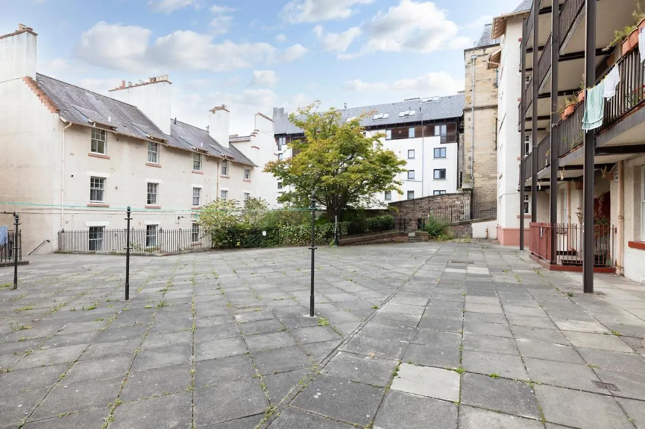 Altido Stylish 4-Bed Flat In Old Town Apartment Edinburgh