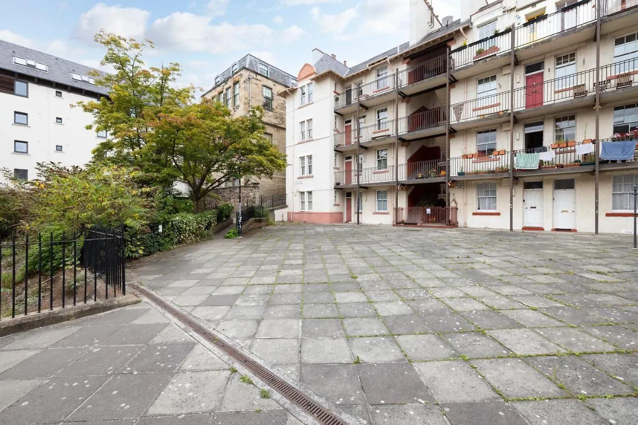 Altido Stylish 4-Bed Flat In Old Town Apartment Edinburgh