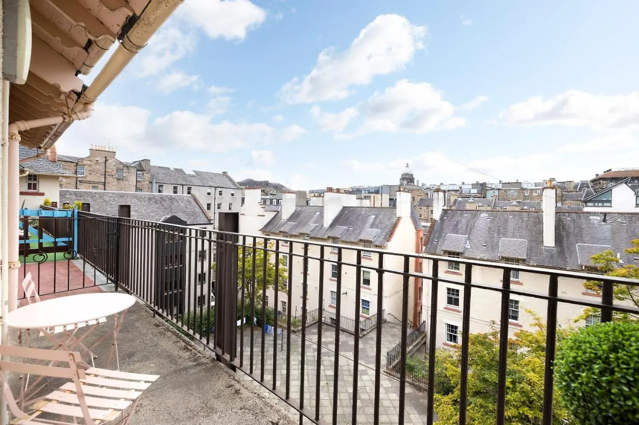 Altido Stylish 4-Bed Flat In Old Town Apartment Edinburgh